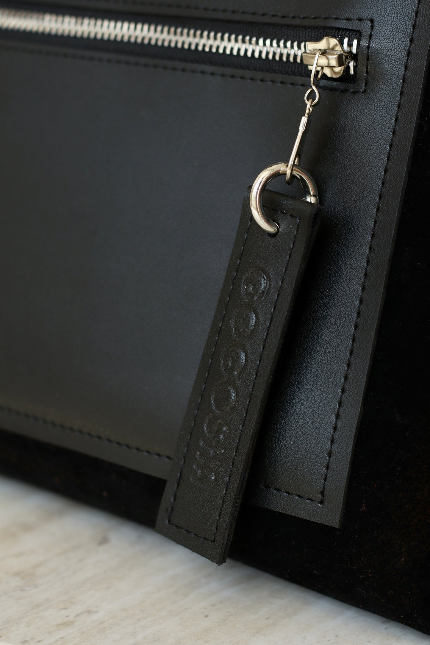 შავი ეკო-ტყავის და ზამშის ჩანთა/Black Eco-leather and suede bag