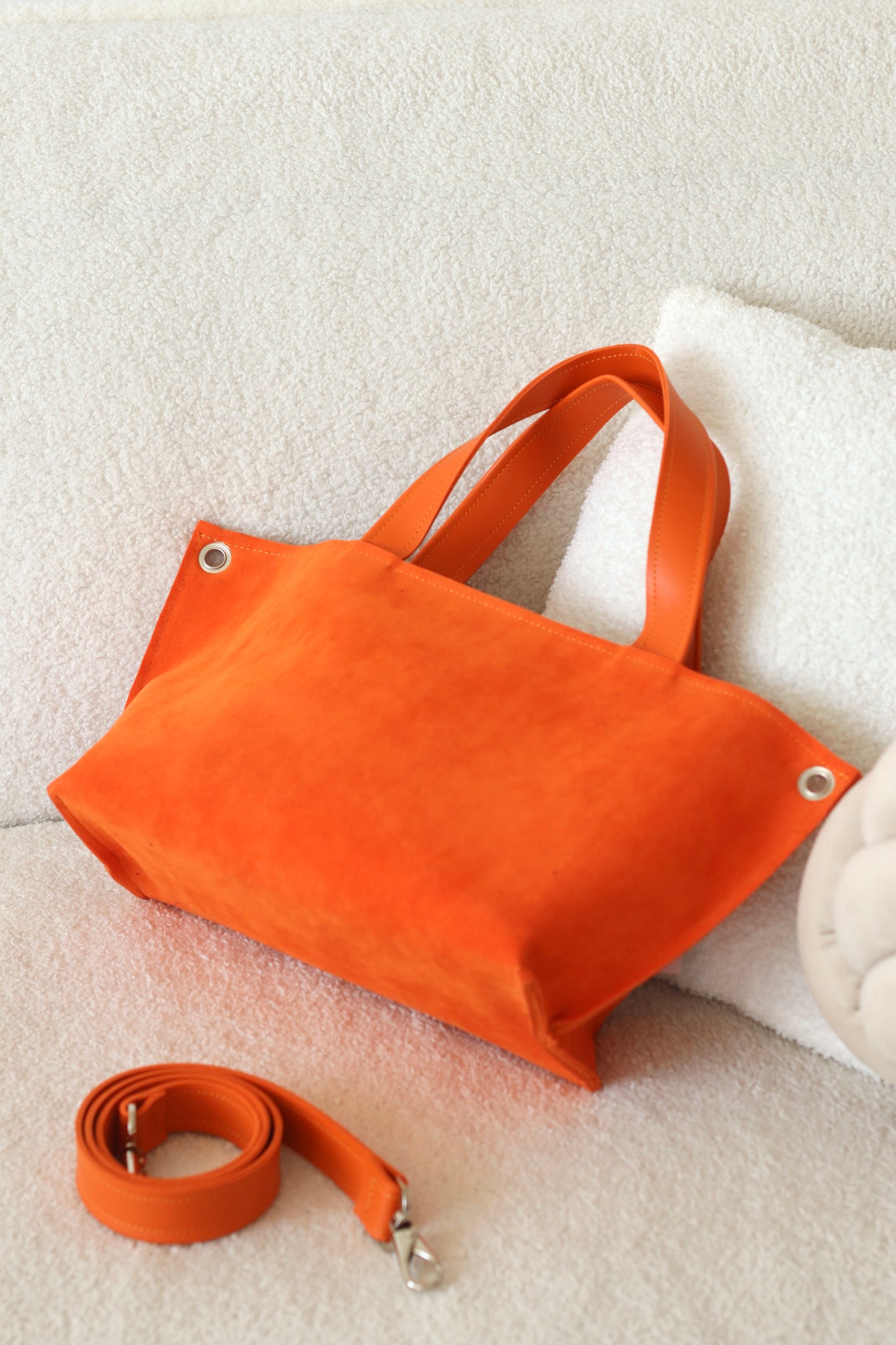 სტაფილოსფერი ეკო-ტყავის და ზამშის ჩანთა/Orange Eco-leather and suede bag