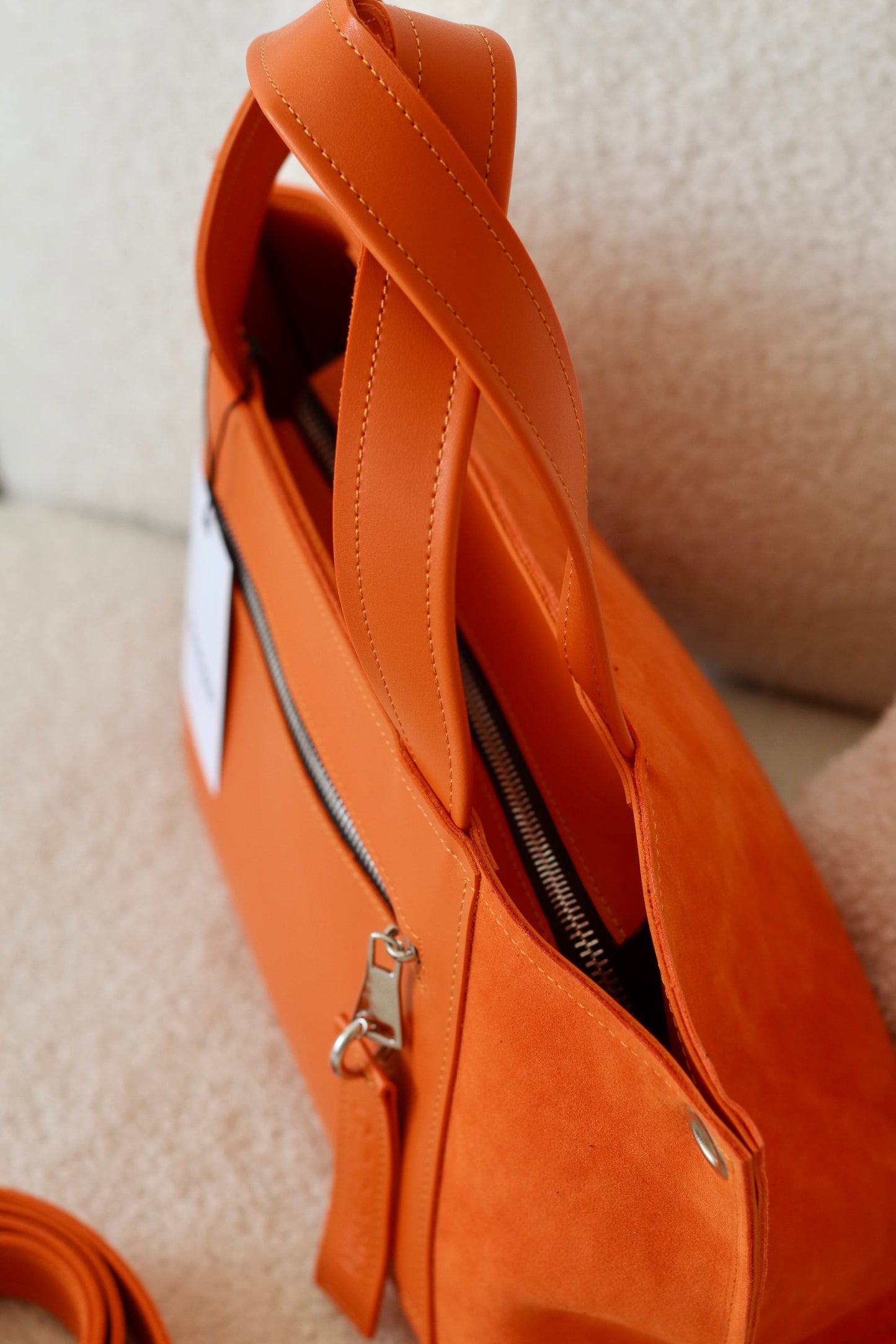სტაფილოსფერი ეკო-ტყავის და ზამშის ჩანთა/Orange Eco-leather and suede bag