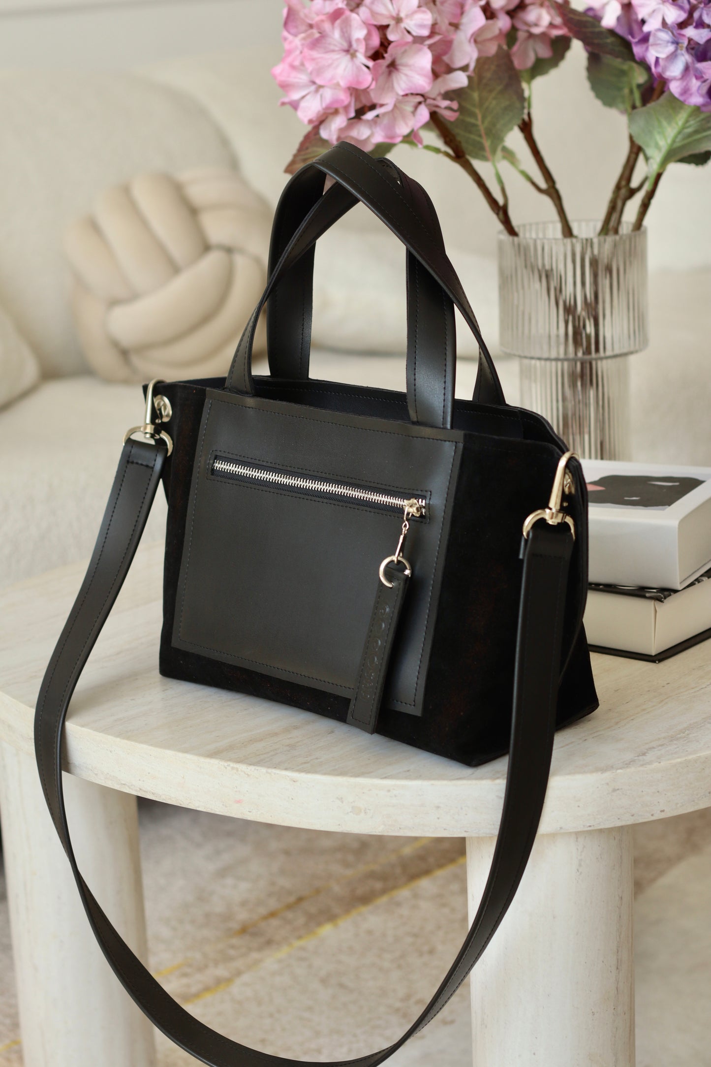 შავი ეკო-ტყავის და ზამშის ჩანთა/Black Eco-leather and suede bag