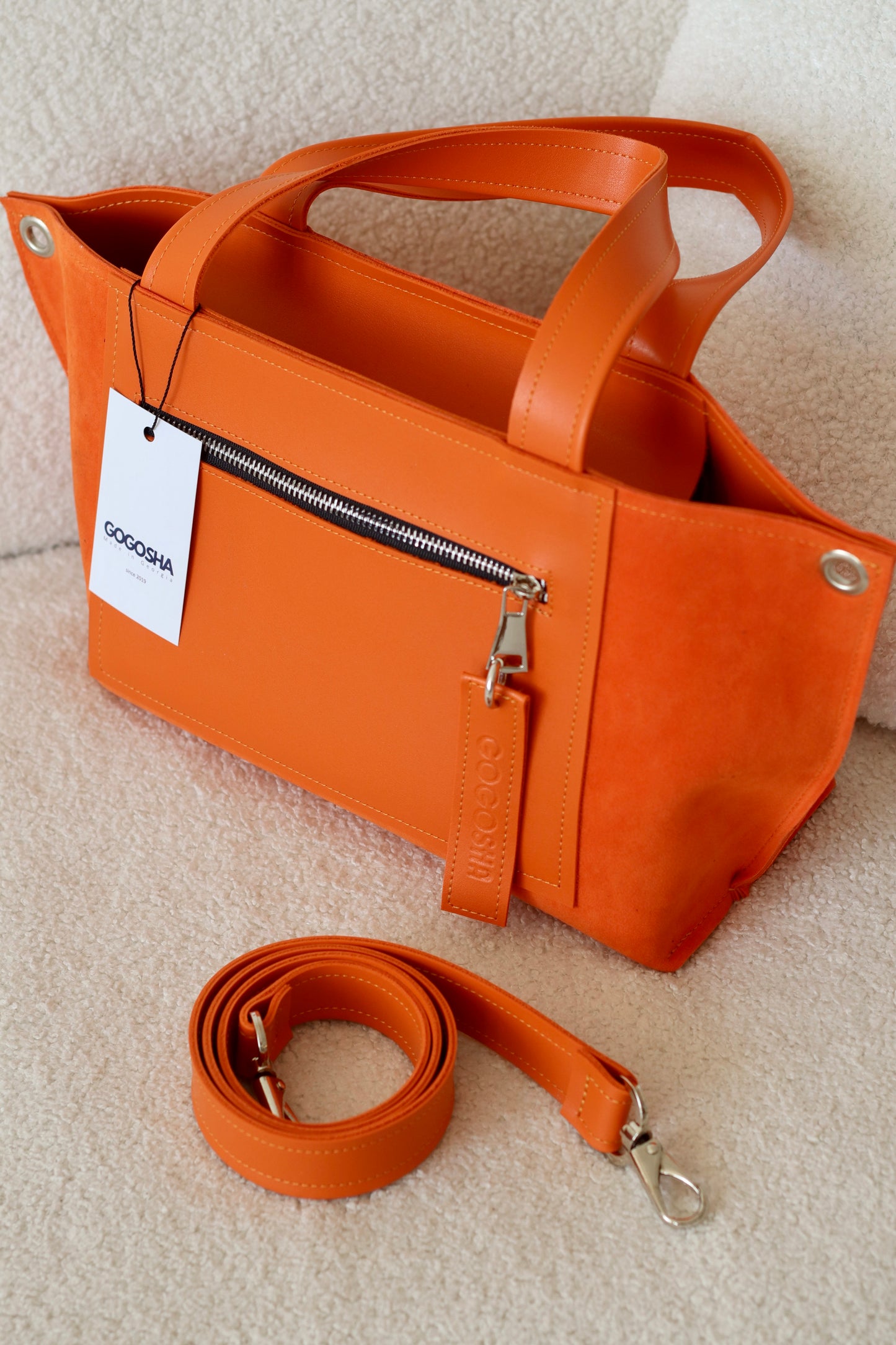 სტაფილოსფერი ეკო-ტყავის და ზამშის ჩანთა/Orange Eco-leather and suede bag