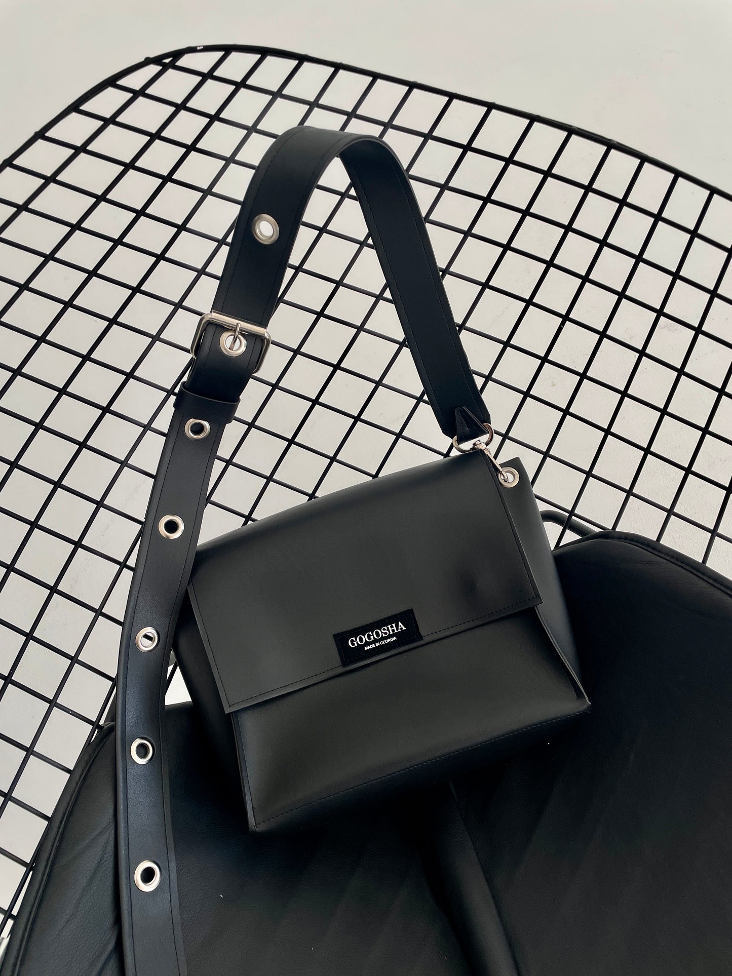 შავი დიდი მეტალებიანი ჩანთა/Black big metal bag