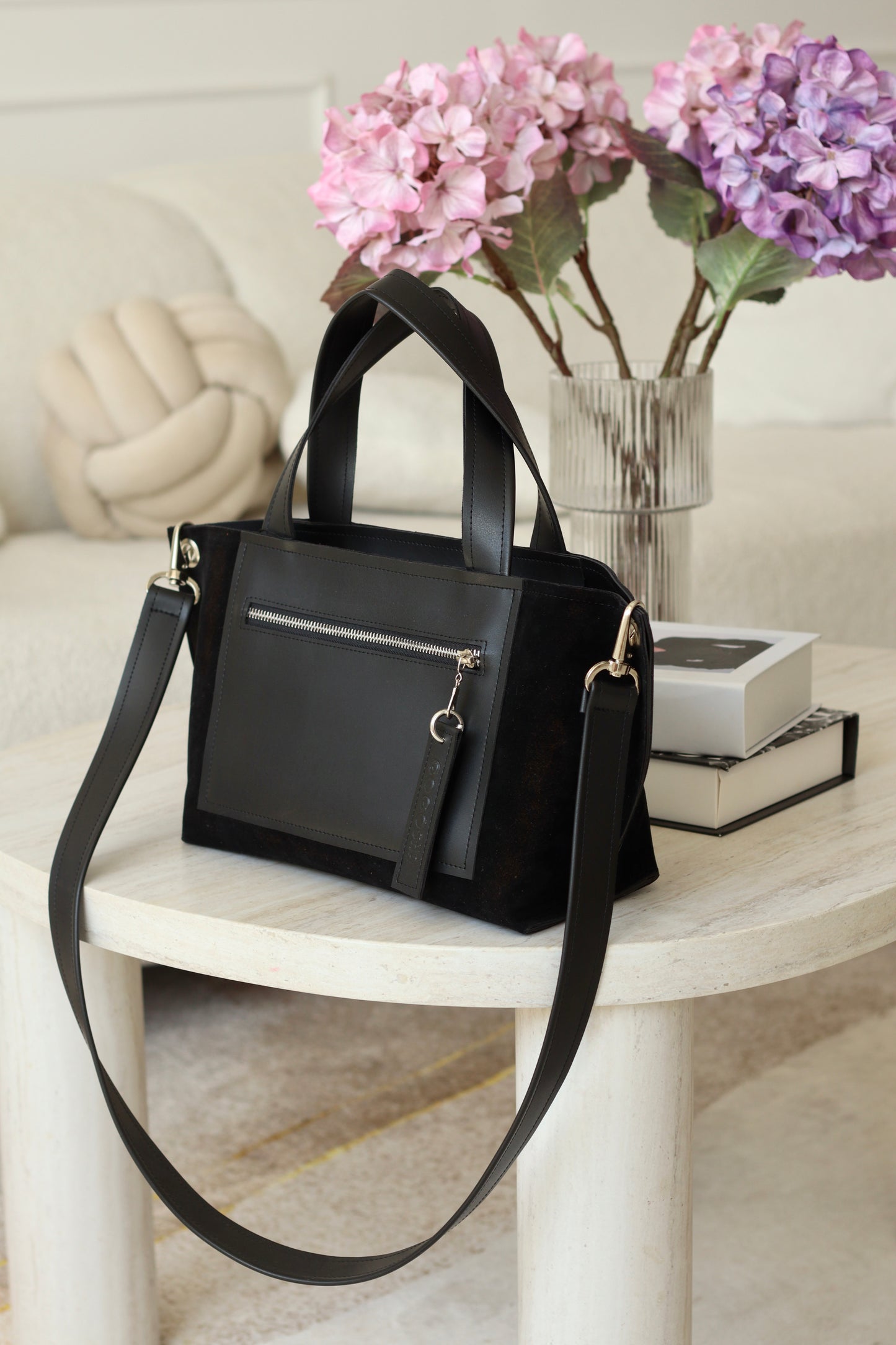 შავი ეკო-ტყავის და ზამშის ჩანთა/Black Eco-leather and suede bag
