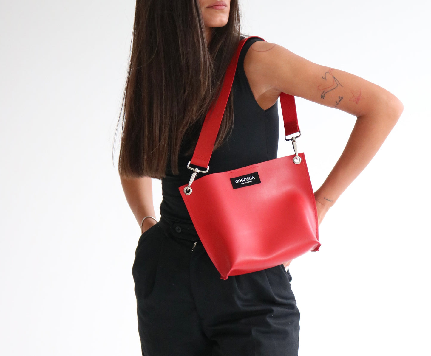 წითელი მხრის ჩანთა/Red shoulder bag