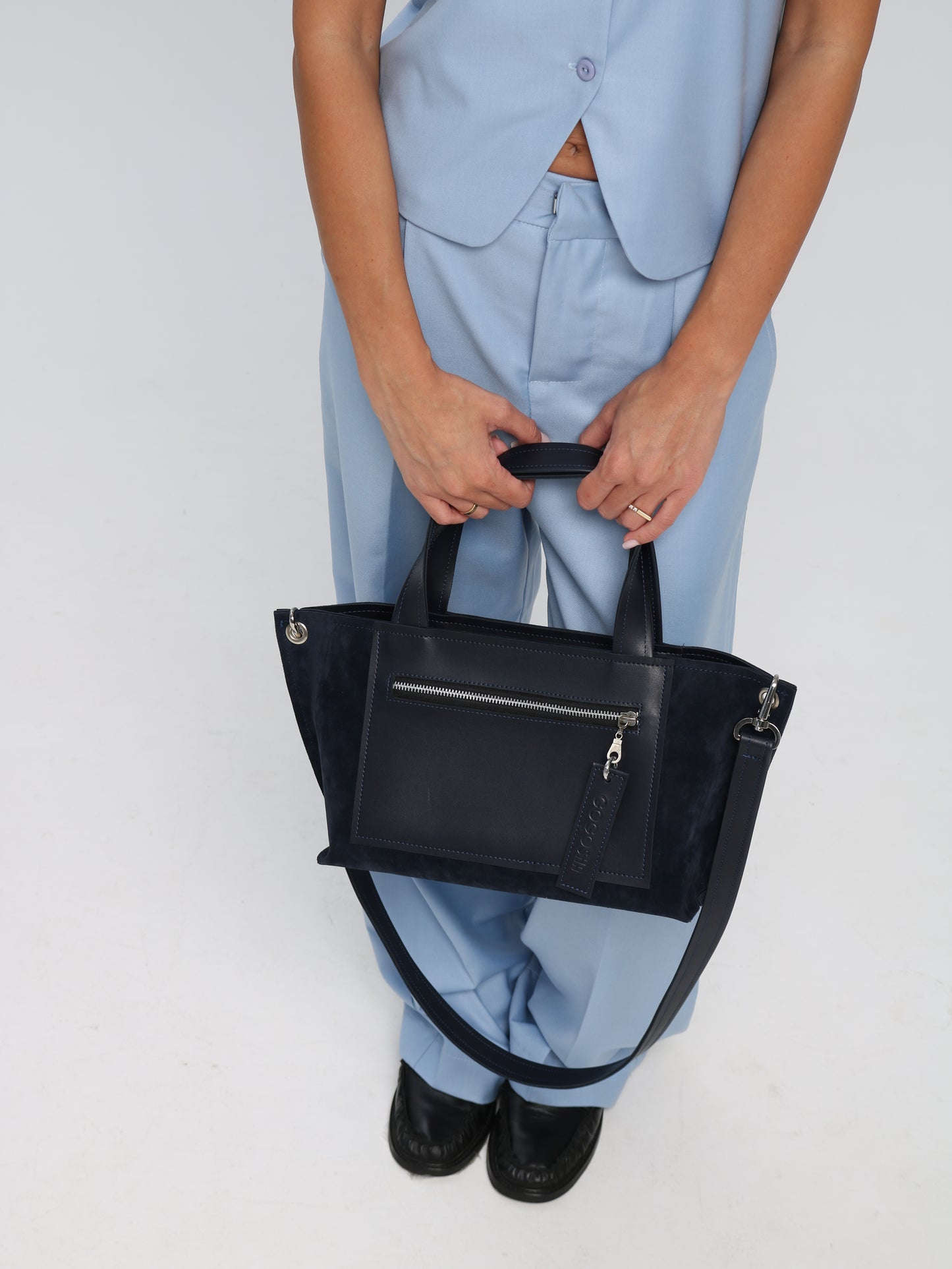 მუქი ლურჯი ეკო-ტყავის და ზამშის ჩანთა/Dark blue Eco-leather and suede bag
