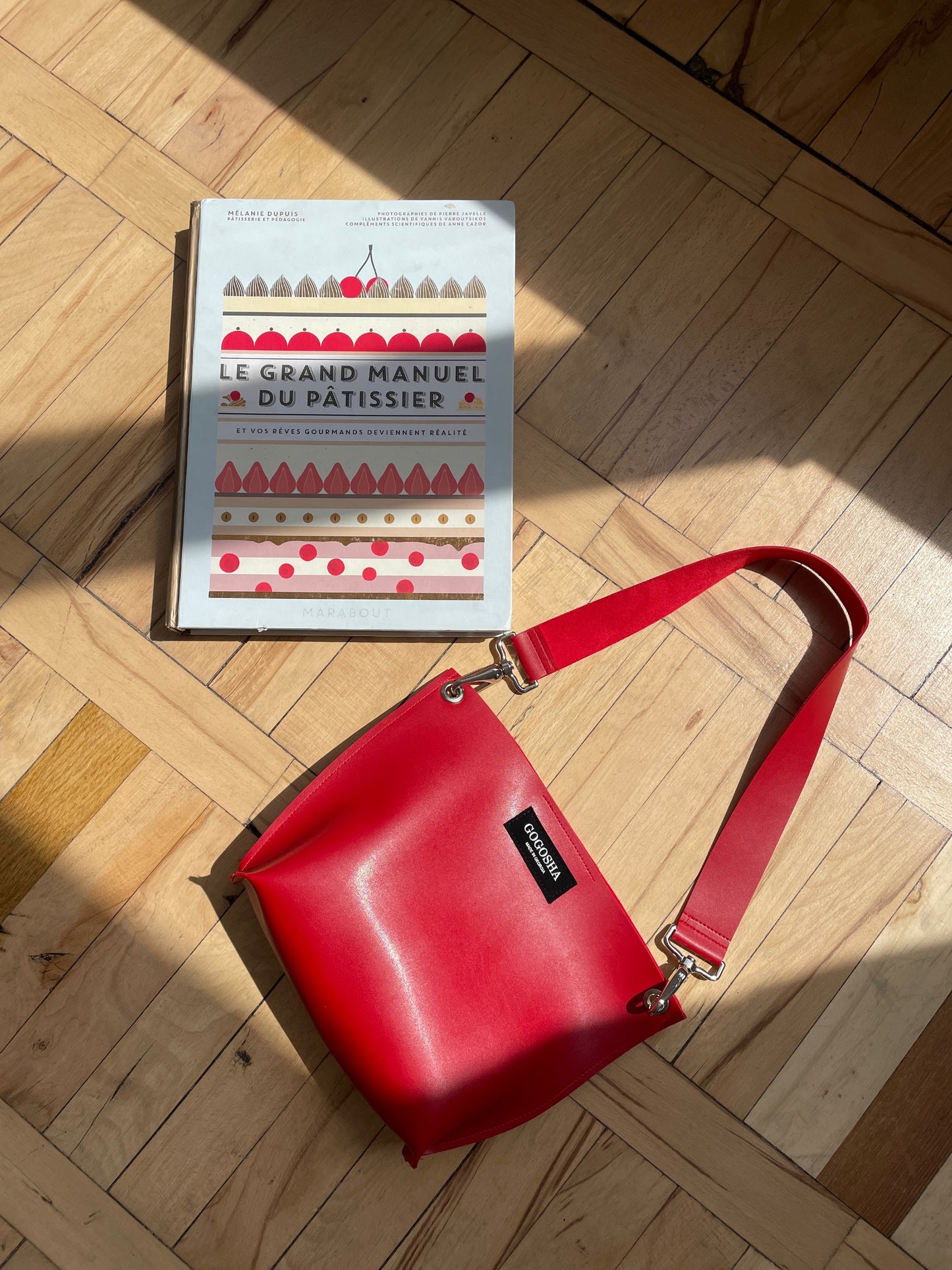 წითელი მხრის ჩანთა/Red shoulder bag