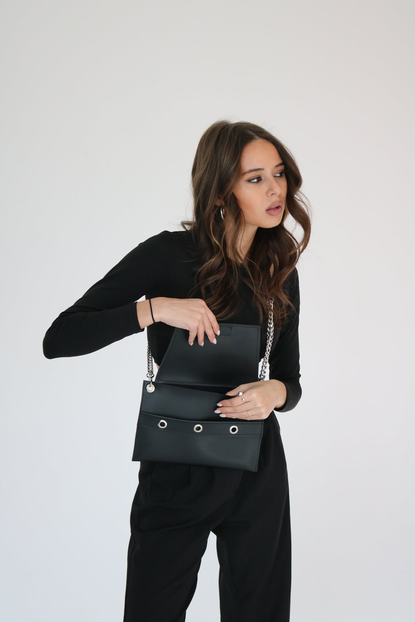 შავი პატარა მეტალებიანი ჩანთა/Black small size metal bag
