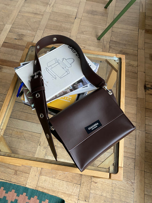 მუქი ყავისფერი დიდი მეტალებიანი ჩანთა/Dark brown big metal bag