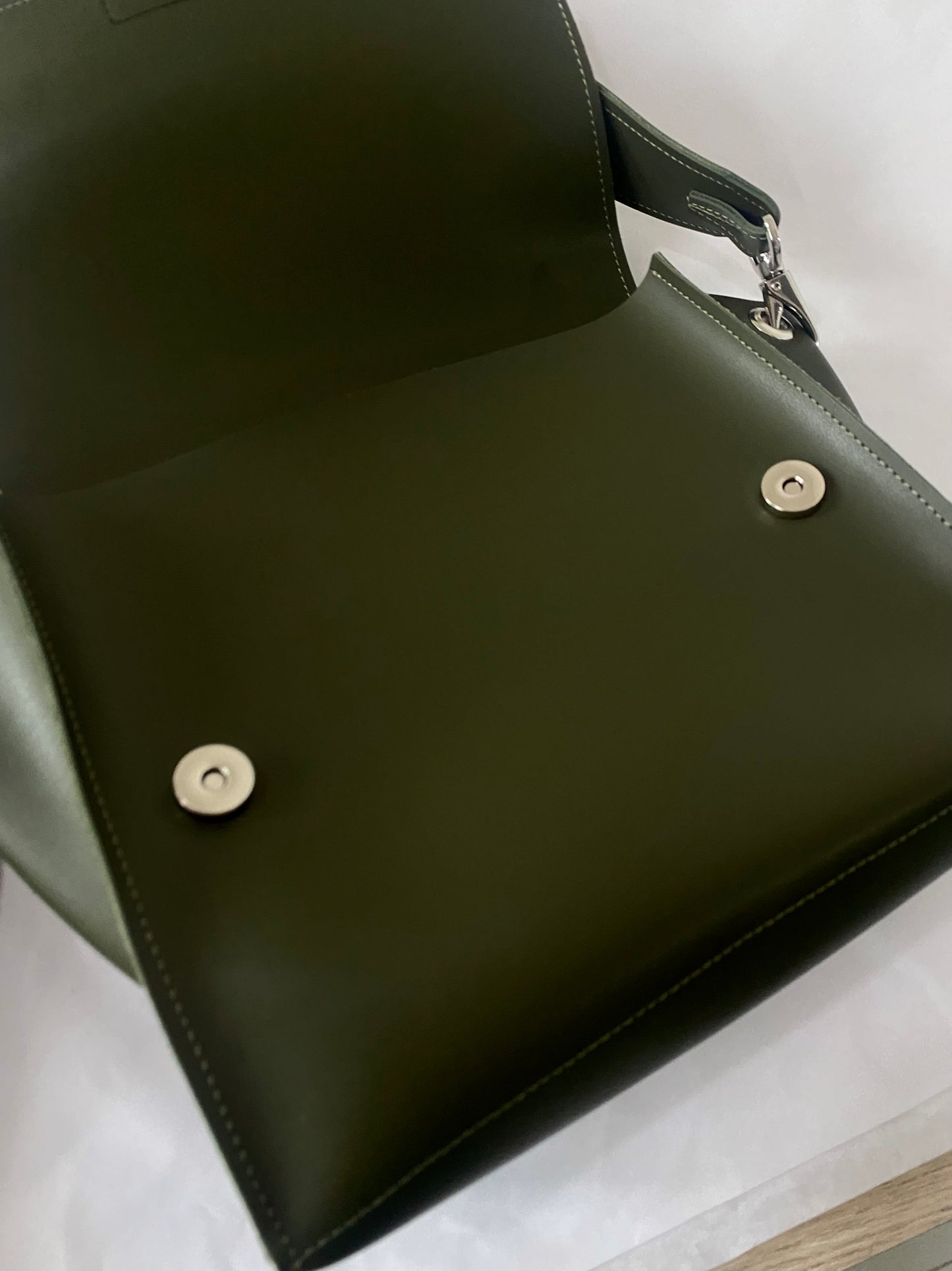 მუქი მწვანე დიდი მეტალებიანი ჩანთა/Dark green big metal bag