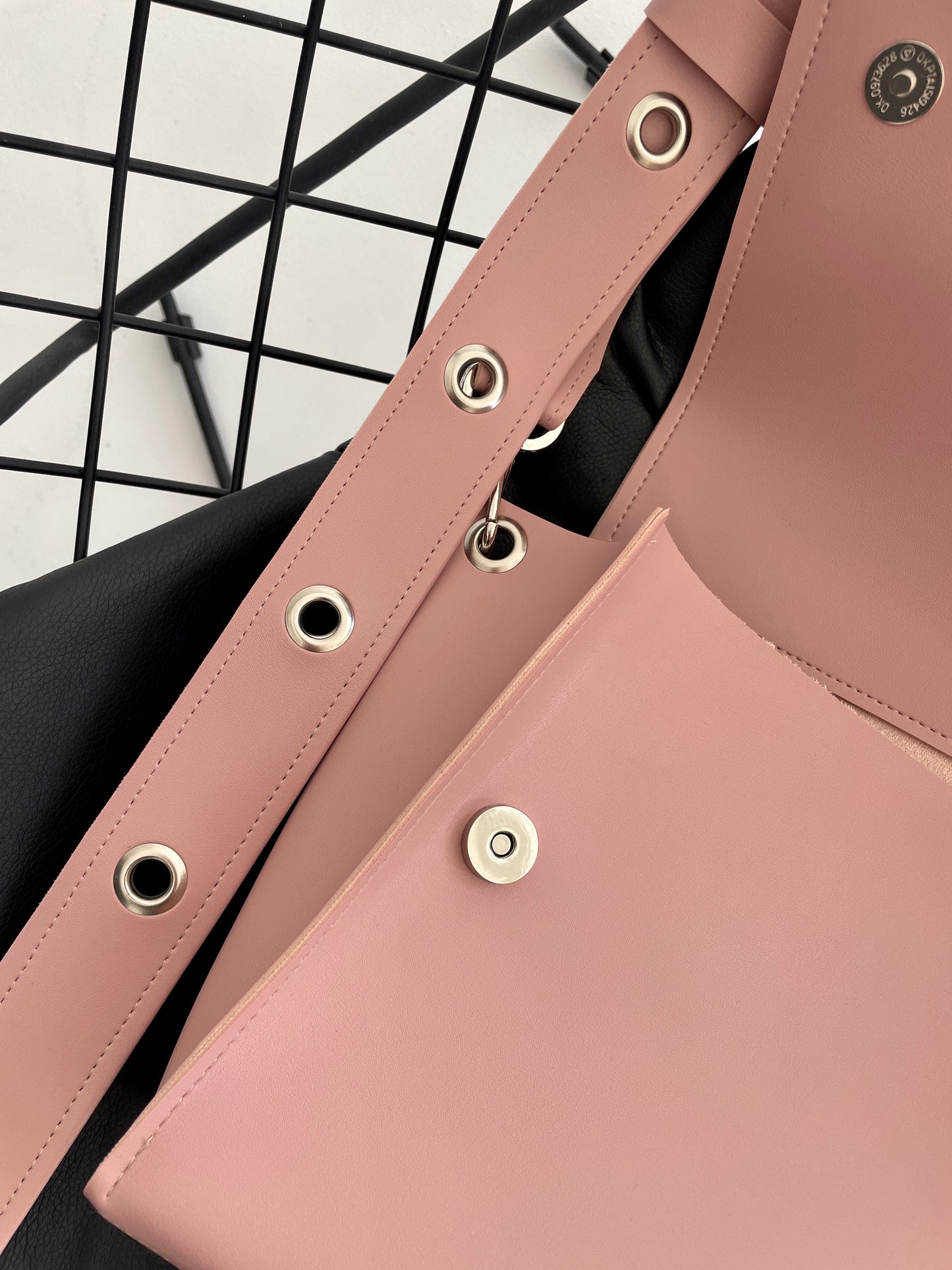 ღია ვარდისფერი დიდი მეტალებიანი ჩანთა/Light pink big metal bag