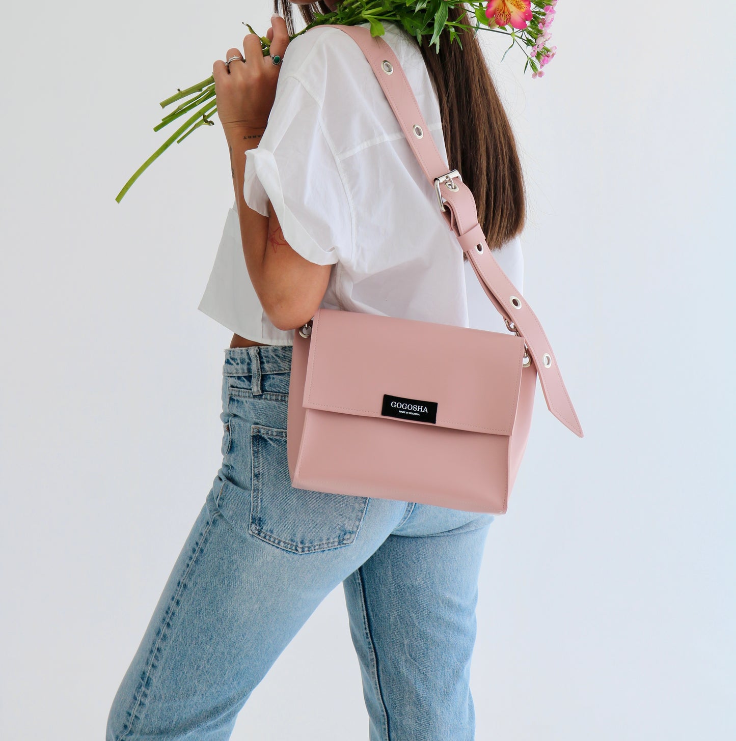 ღია ვარდისფერი დიდი მეტალებიანი ჩანთა/Light pink big metal bag