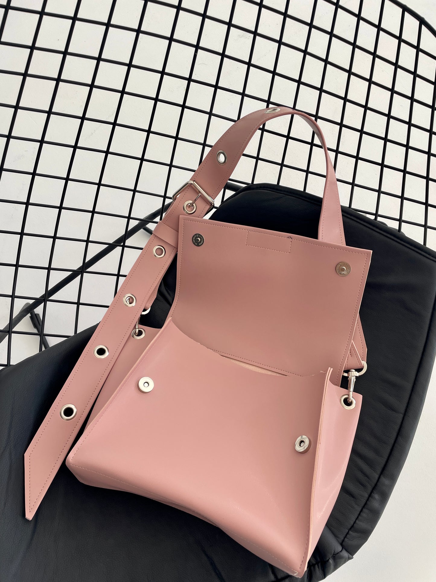 ღია ვარდისფერი დიდი მეტალებიანი ჩანთა/Light pink big metal bag