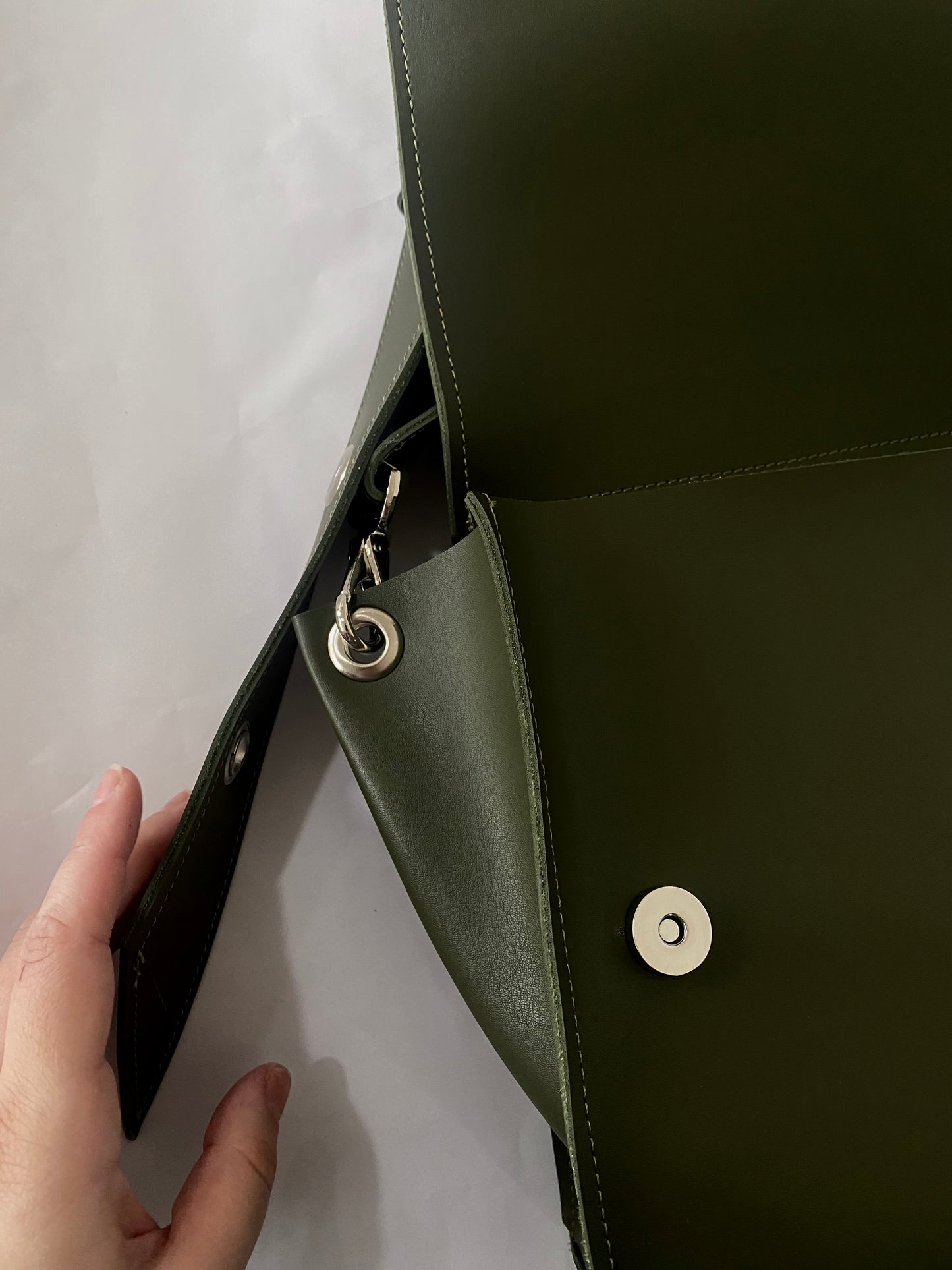 მუქი მწვანე დიდი მეტალებიანი ჩანთა/Dark green big metal bag