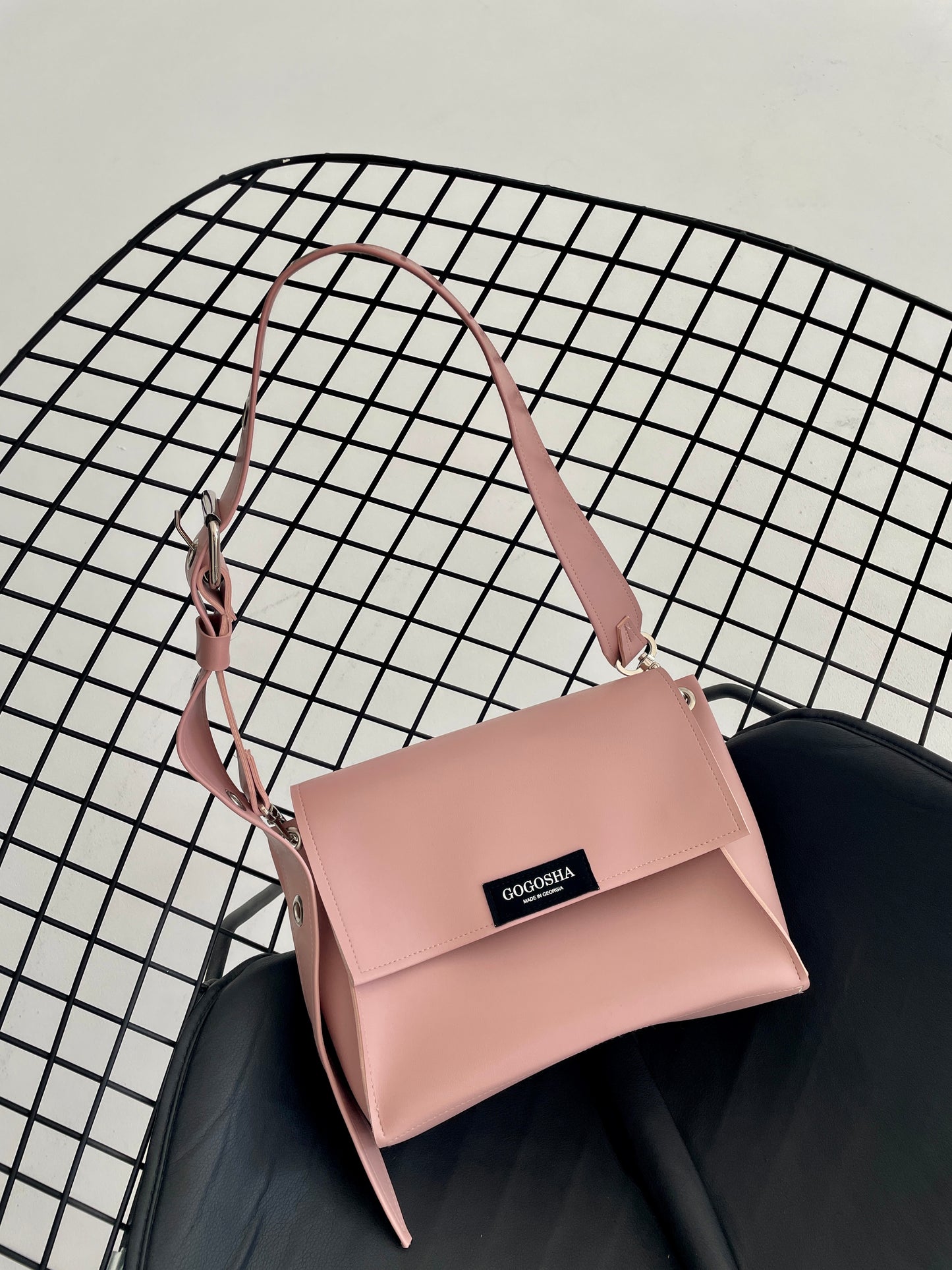 ღია ვარდისფერი დიდი მეტალებიანი ჩანთა/Light pink big metal bag