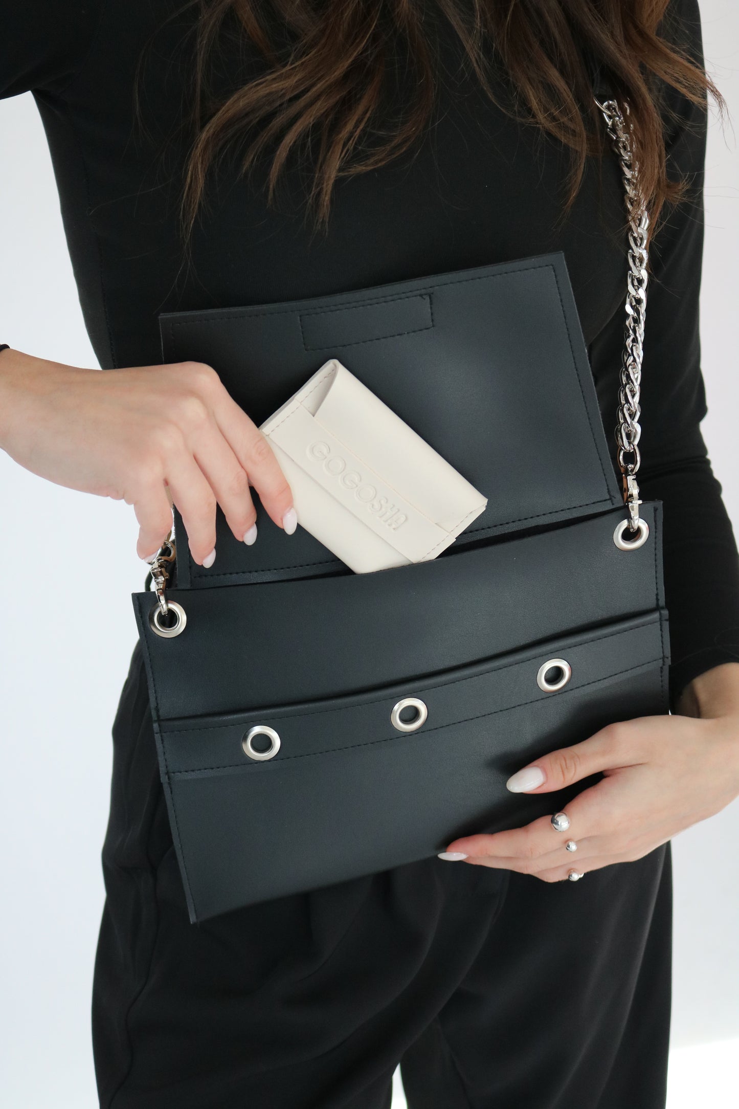 შავი პატარა მეტალებიანი ჩანთა/Black small size metal bag