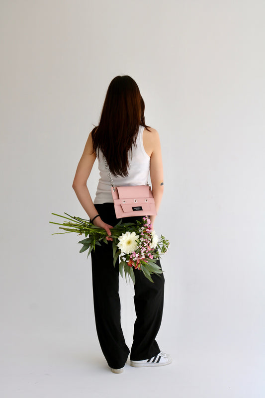 ღია ვარდისფერი პატარა მეტალებიანი ჩანთა/Light pink small metal bag
