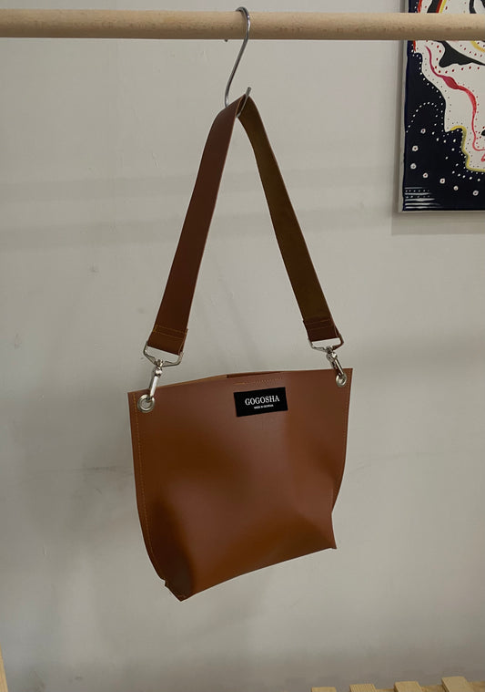 ღია ყავისფერი მხრის ჩანთა/Light brown shoulder bag