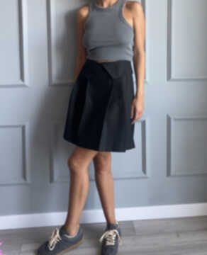 შავი პლისეებიანი ქვედაბოლო/Black pleated skirt